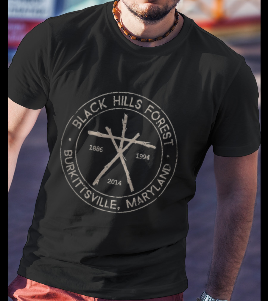 Black Hills Forest Burkittsville Maryland 1886 1994 2014 Twig Stick Distressed Circular Seal T-Shirt