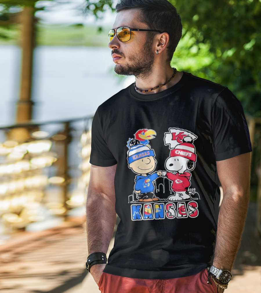 Kansas Jayhawks Kansas City Chiefs Peanuts Christmas 2025 Snoopy And Woodstock Fist Bump T-Shirt