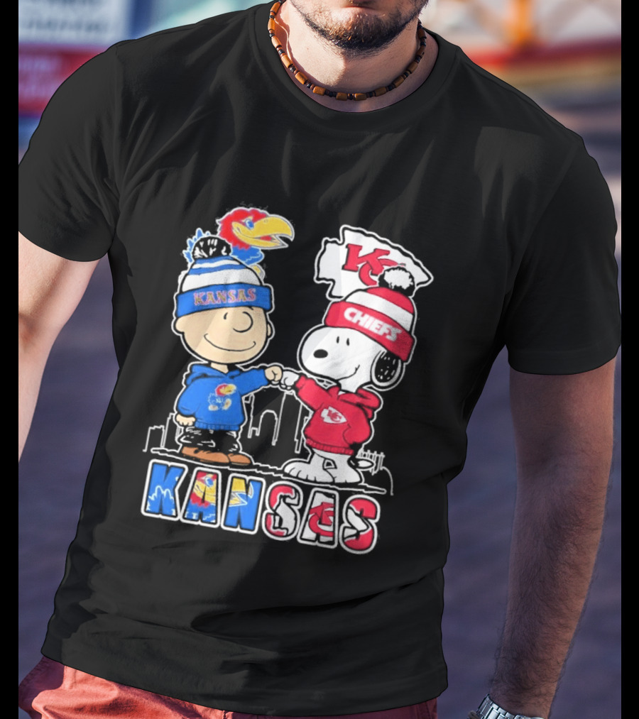 Kansas Jayhawks Kansas City Chiefs Peanuts Christmas 2025 Snoopy And Woodstock Fist Bump T-Shirt
