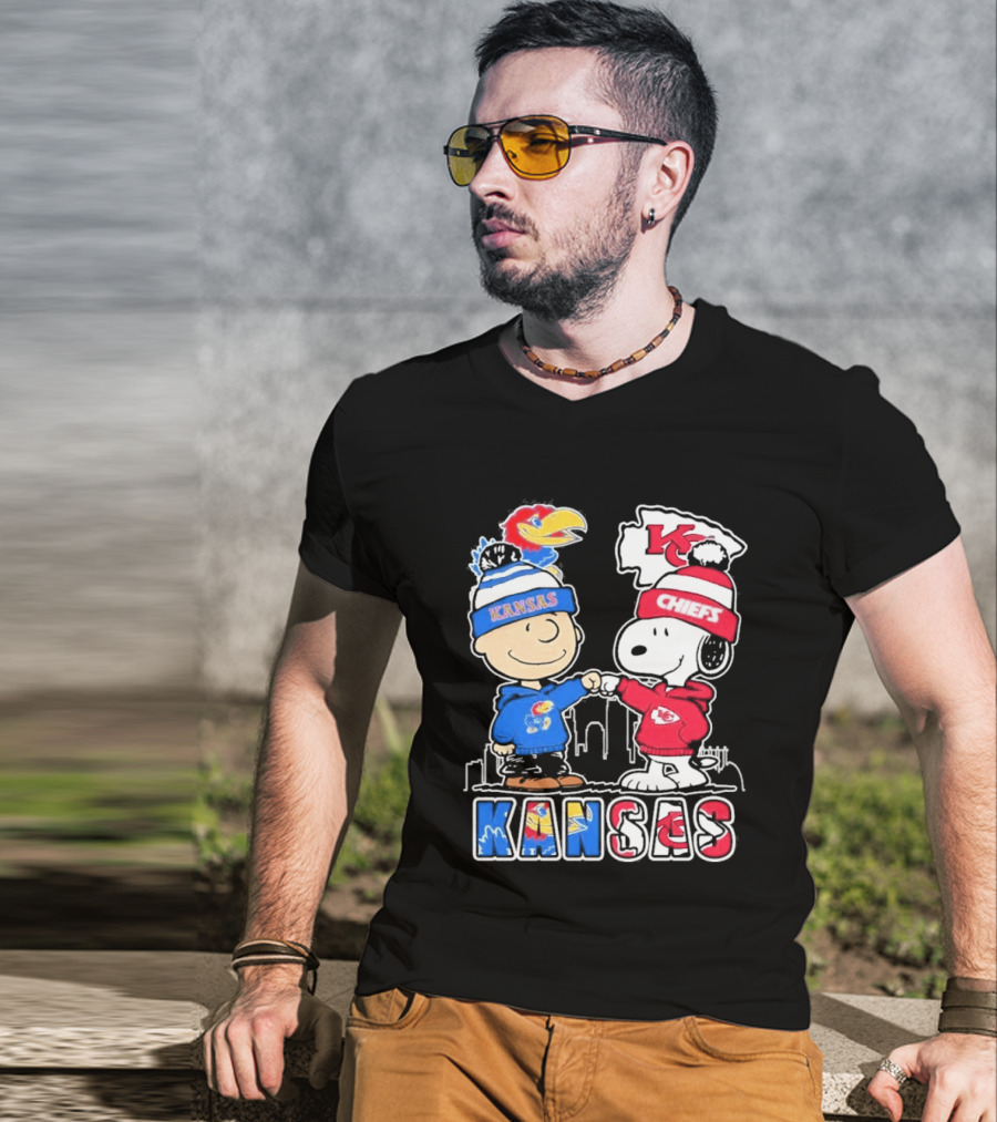Kansas Jayhawks Kansas City Chiefs Peanuts Christmas 2025 Snoopy And Woodstock Fist Bump T-Shirt
