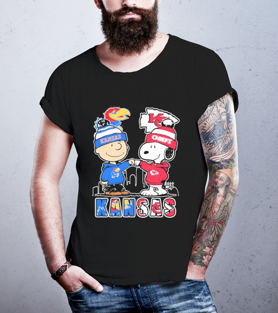 Kansas Jayhawks Kansas City Chiefs Peanuts Christmas 2025 Snoopy And Woodstock Fist Bump T-Shirt