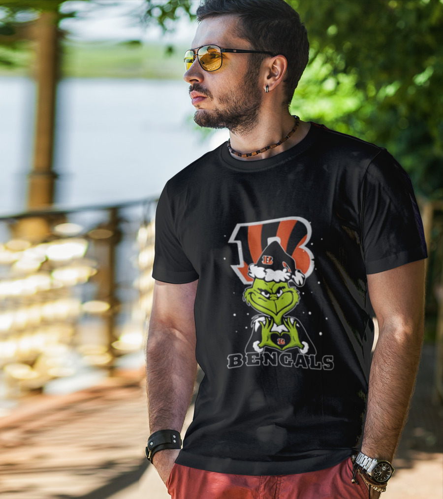 Cincinnati Bengals Grinch Making Heart Hands Christmas T-Shirt