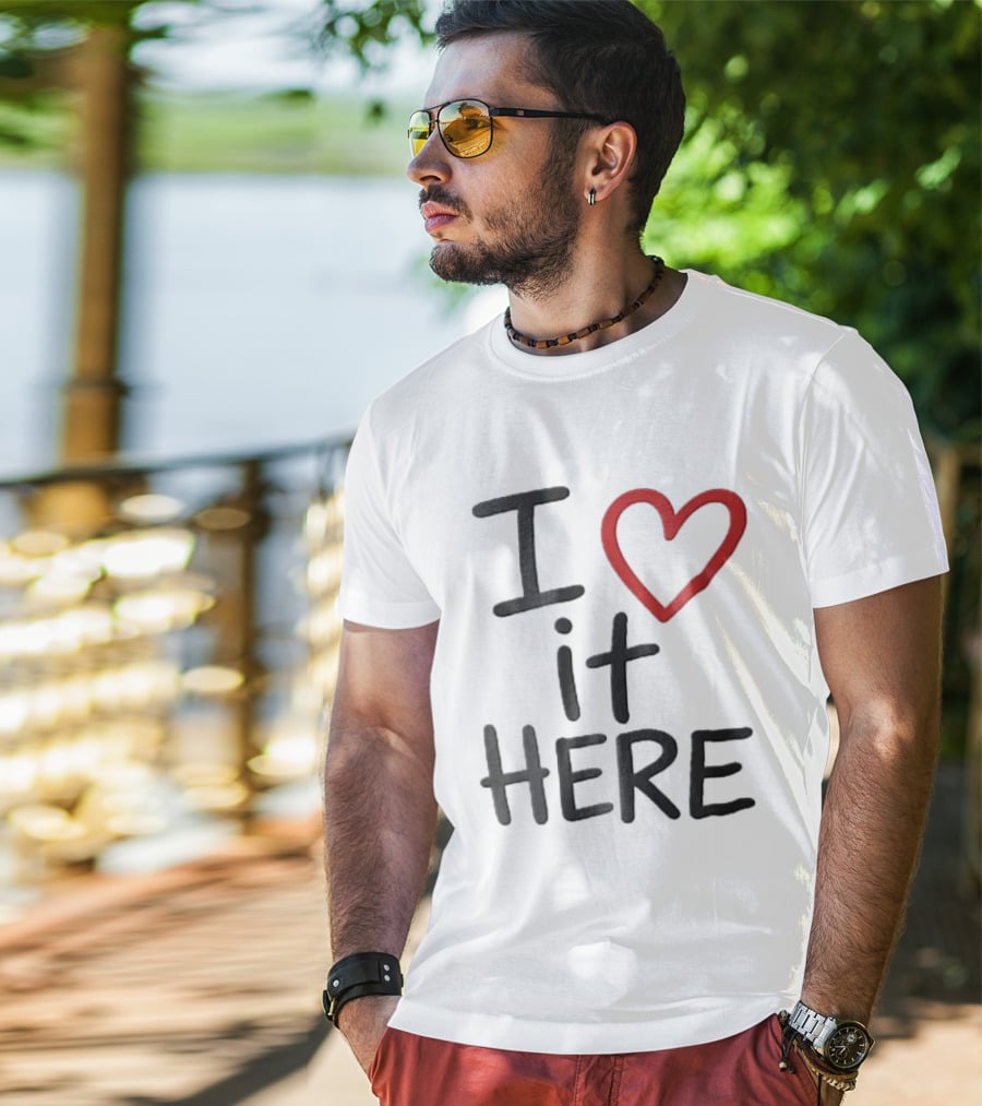 I Love It Here Red Heart Handwritten Doodle T-Shirt