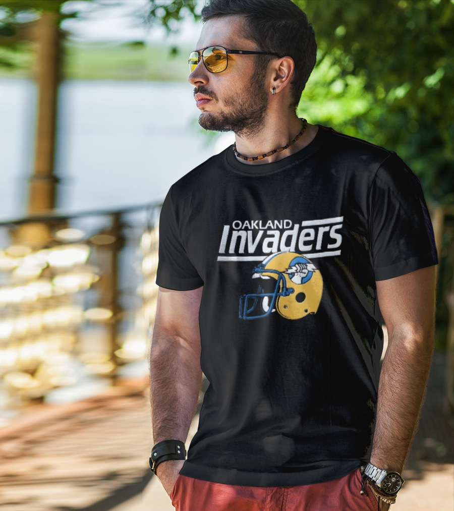 Oakland Invaders Distressed Yellow Football Helmet Vintage Style Retro Sports Memorabilia T-Shirt