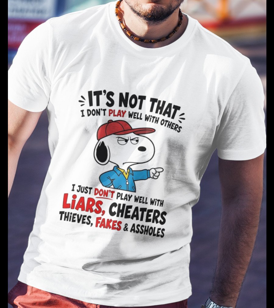 Snoopy It's Not That I Don't Play Well With Others I Just Don't Play Well With Liars Cheaters Thieves Fakes T-Shirt