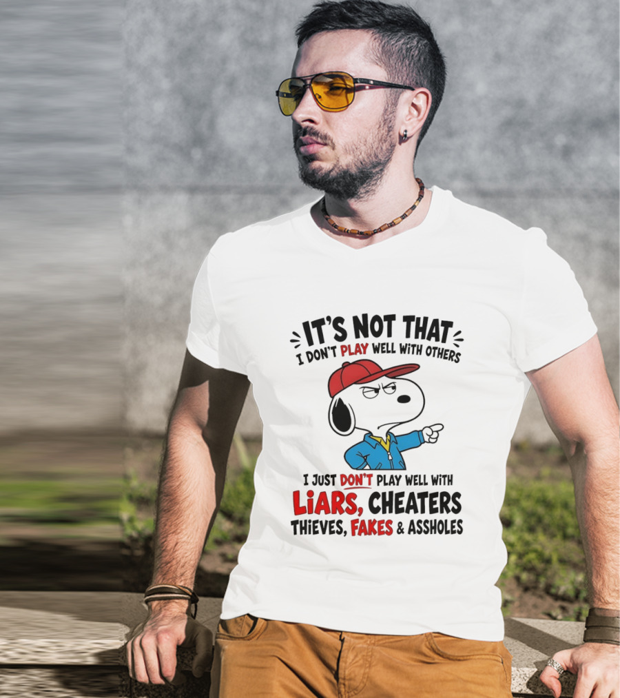 Snoopy It's Not That I Don't Play Well With Others I Just Don't Play Well With Liars Cheaters Thieves Fakes T-Shirt