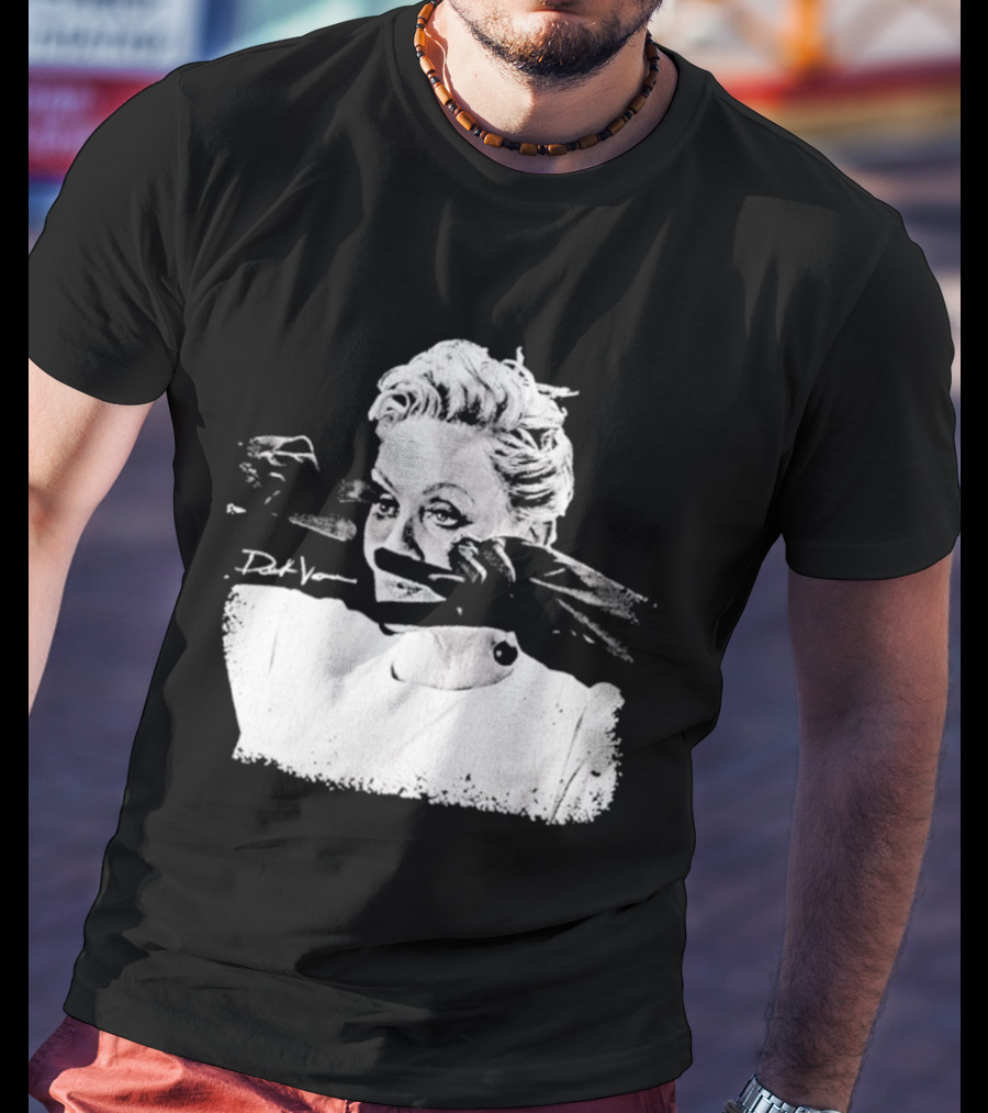 Deborah Vance Hacks TV Show Makeup Scene T-Shirt
