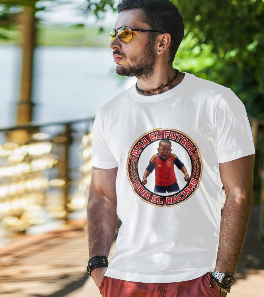 Ama El Futbol Odia El Racismo Niño Con Camiseta Roja Y Azul T-Shirt