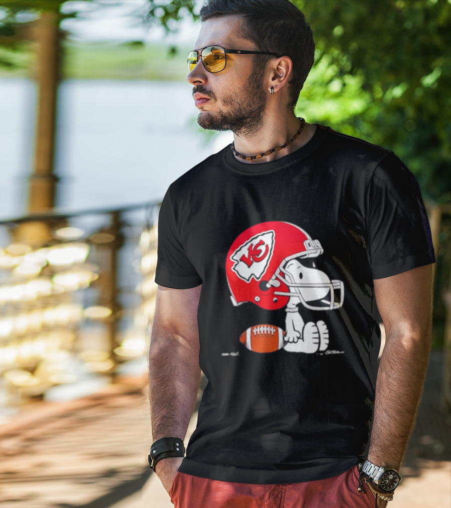 Snoopy Kansas City Chiefs Helmet Football T-Shirt