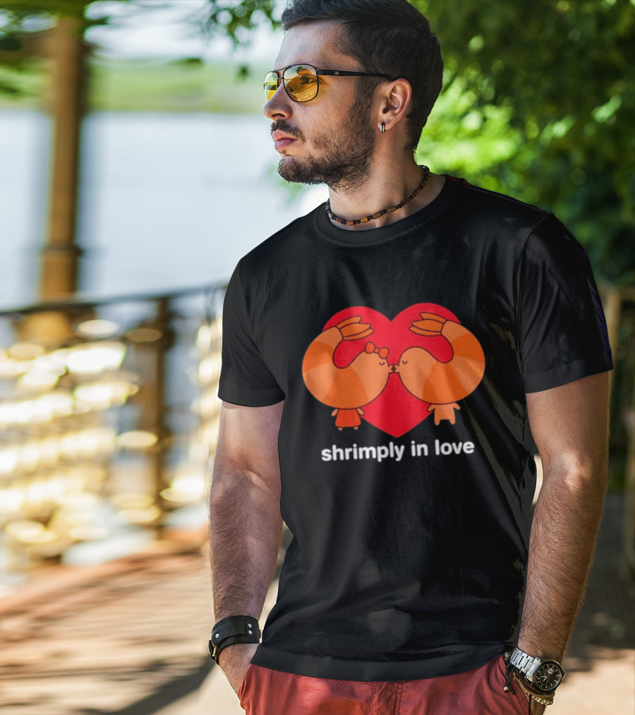 Shrimply In Love Cute Couple Valentine's Pun With Heart And Kissing Shrimps T-Shirt