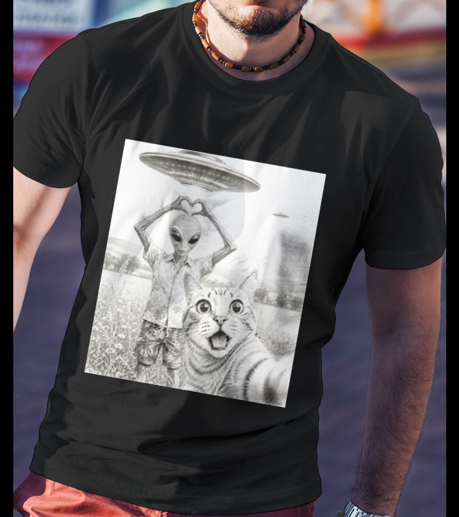 Alien And Cat Selfie UFO Extraterrestrial Meadow Scene T-Shirt