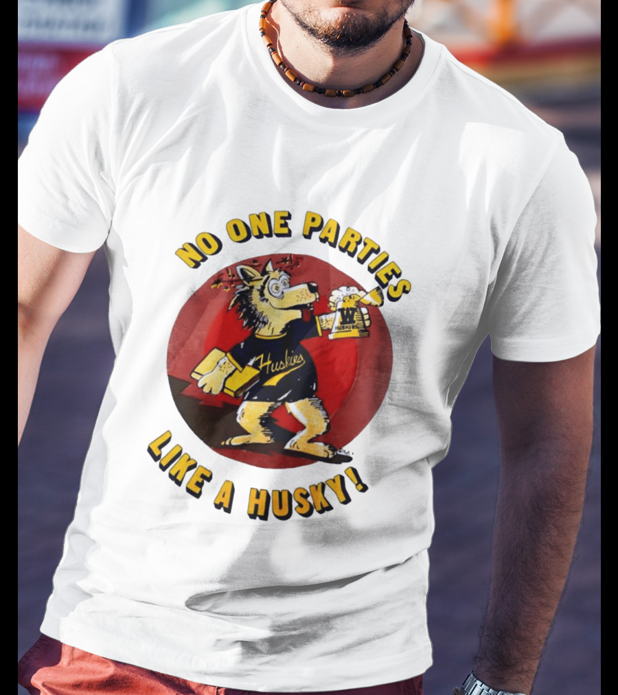 LB81 Wolf Drinking Beer And Carrying Book No One Parties Like A Husky Huskies T-Shirt