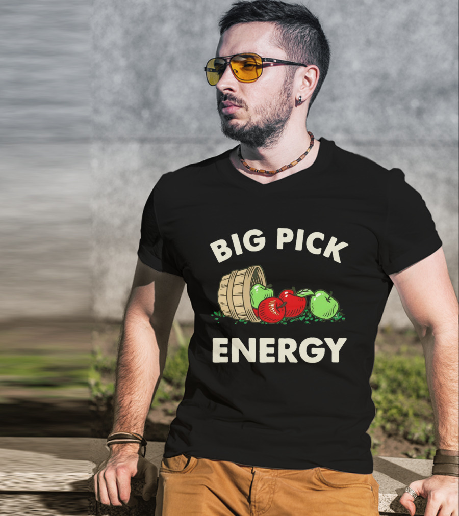 Big Pick Energy Apple Picking With Apples And Basket T-Shirt