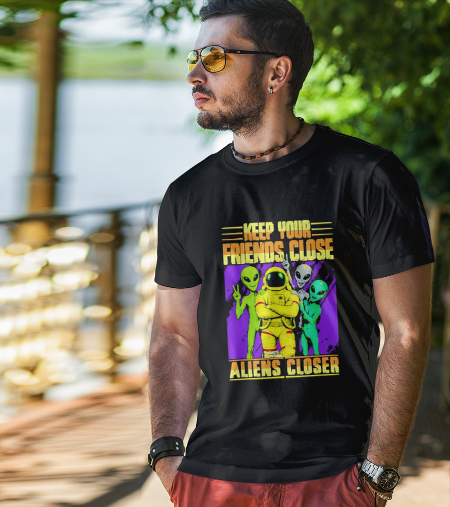 Keep Your Friends Close Aliens Closer Astronaut With Alien Friends T-Shirt