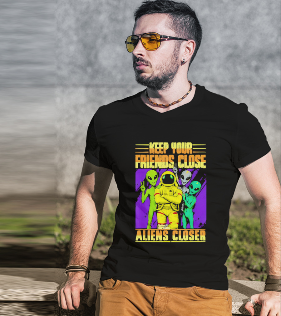 Keep Your Friends Close Aliens Closer Astronaut With Alien Friends T-Shirt