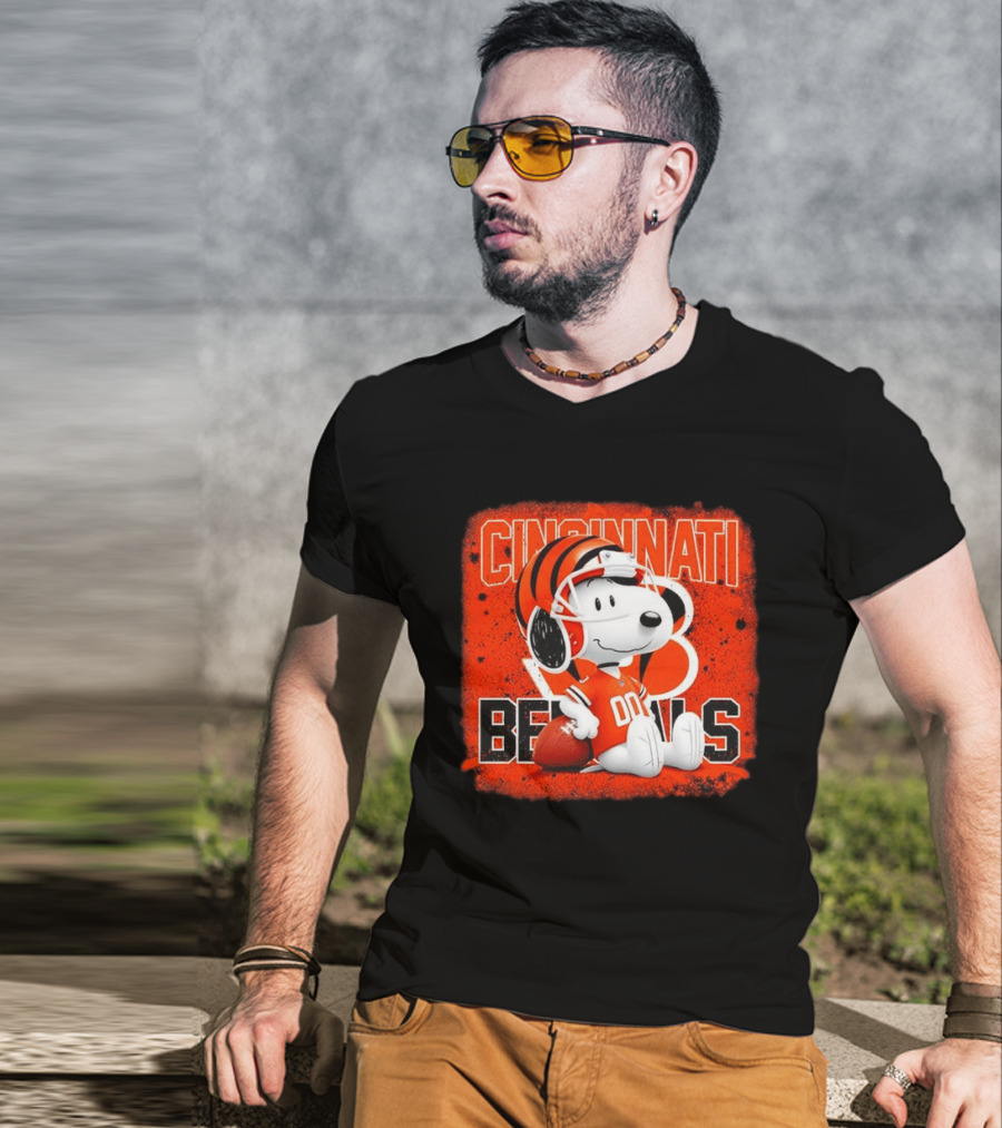 Cincinnati Bengals Snoopy 00 Football Helmet T-Shirt