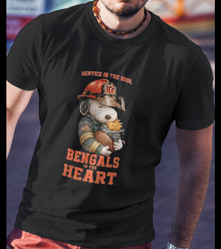 Service In The Soul Bengals In The Heart Snoopy Cincinnati Bengals Firefighter Hugging Woodstock T-Shirt