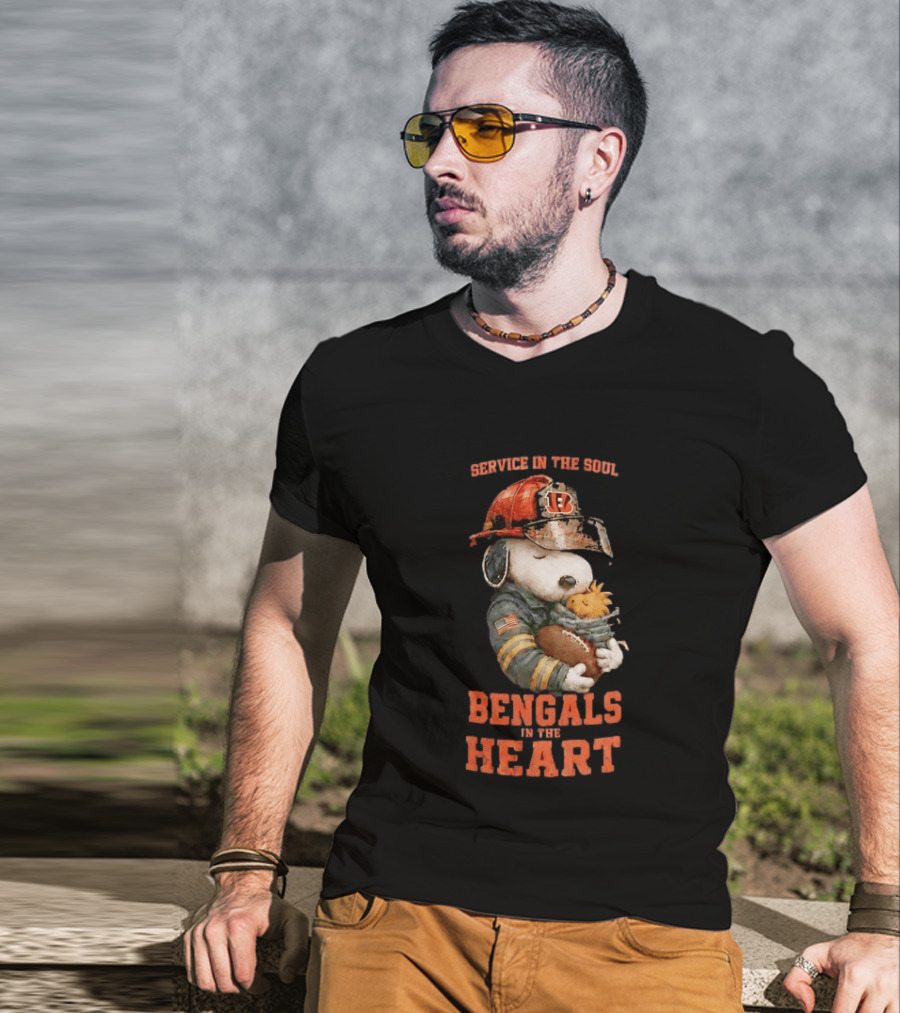 Service In The Soul Bengals In The Heart Snoopy Cincinnati Bengals Firefighter Hugging Woodstock T-Shirt