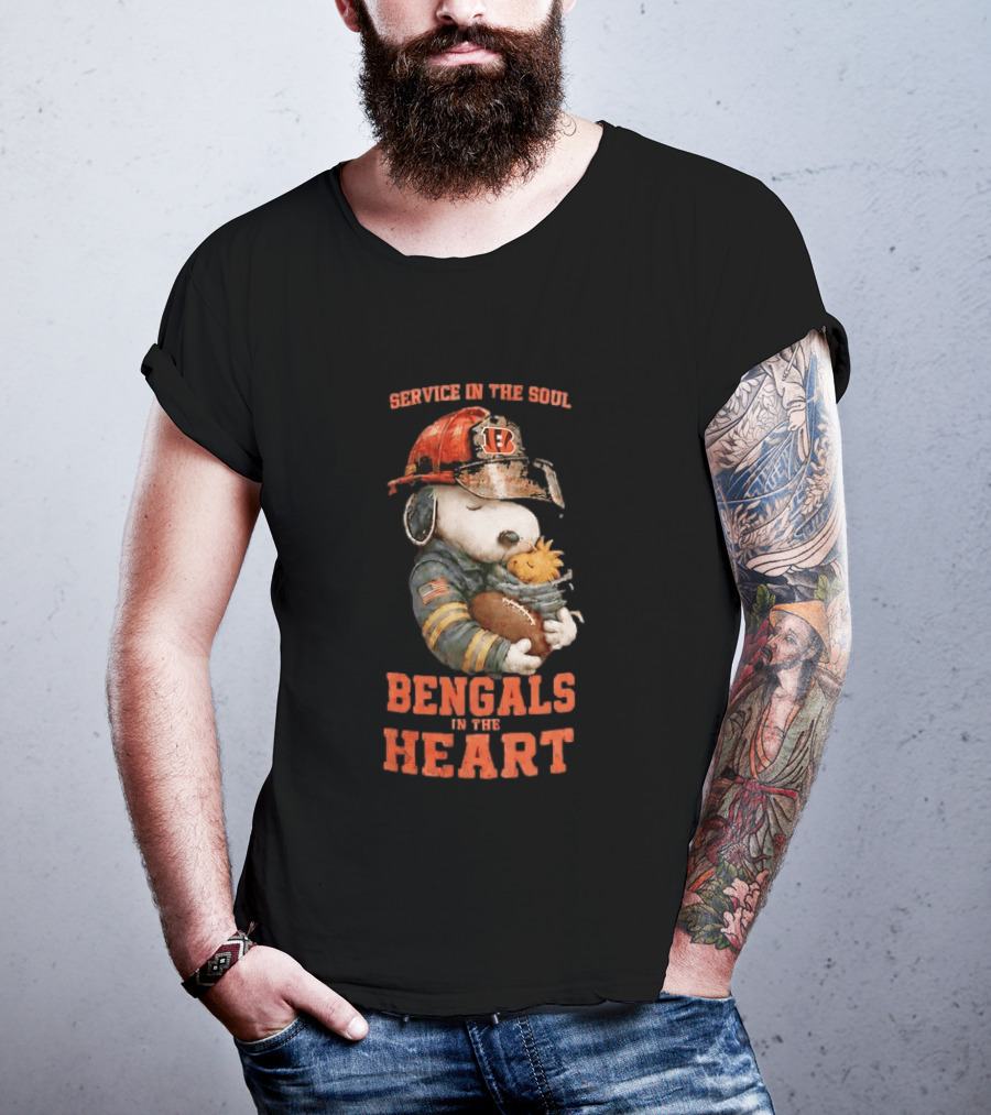Service In The Soul Bengals In The Heart Snoopy Cincinnati Bengals Firefighter Hugging Woodstock T-Shirt