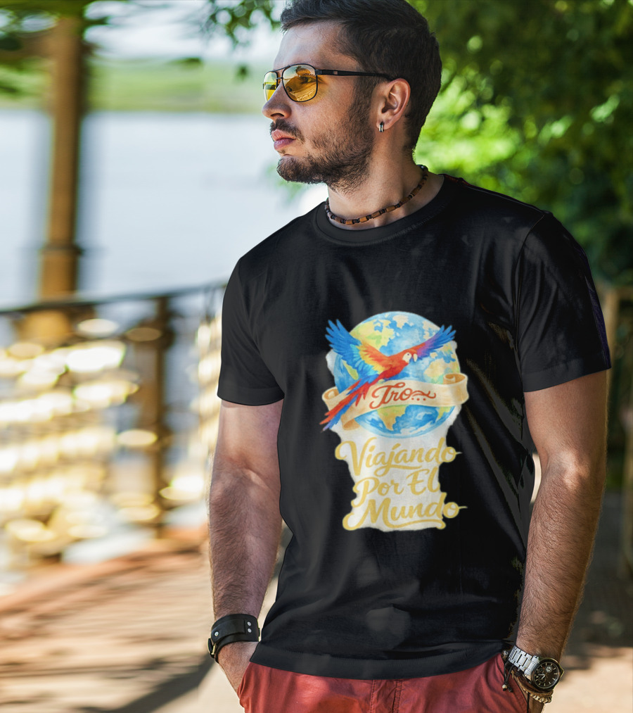 Tro Macaw Flying Across Globe Viaje Por El Mundo T-Shirt