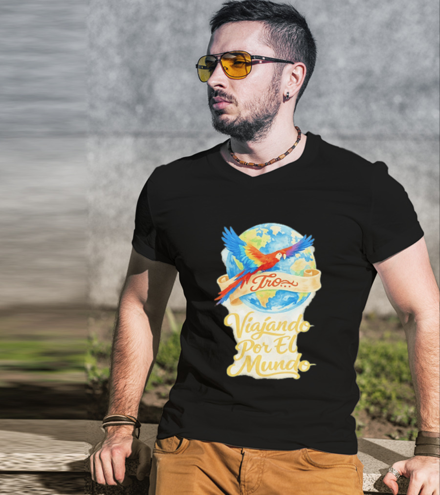 Tro Macaw Flying Across Globe Viaje Por El Mundo T-Shirt
