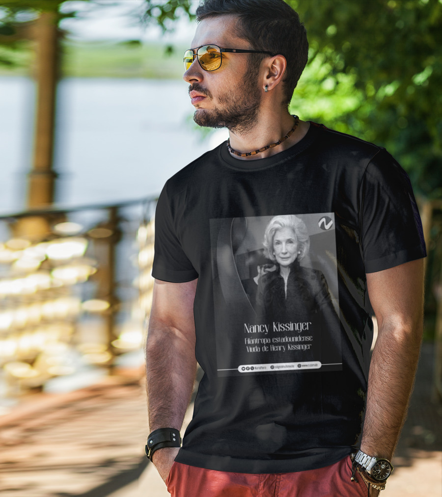 Nancy Kissinger Filántropa Estadounidense Viuda De Henry Kissinger Nuria Piera T-Shirt