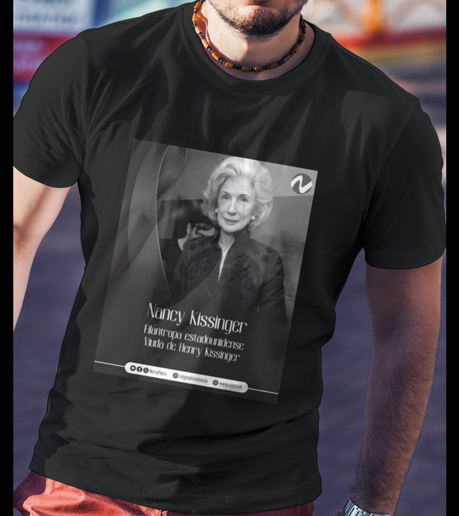 Nancy Kissinger Filántropa Estadounidense Viuda De Henry Kissinger Nuria Piera T-Shirt