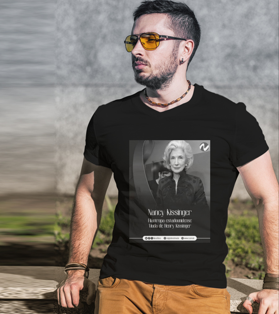 Nancy Kissinger Filántropa Estadounidense Viuda De Henry Kissinger Nuria Piera T-Shirt