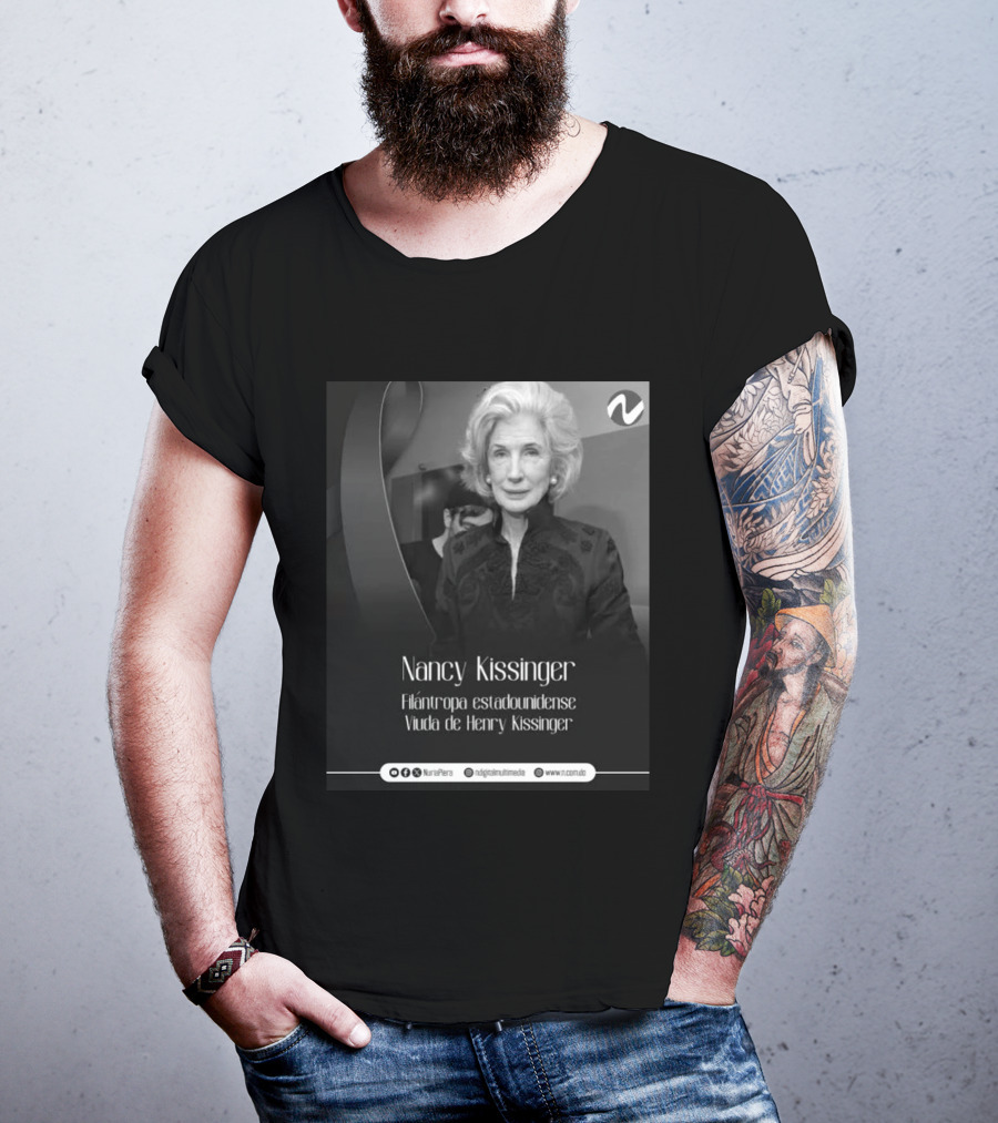Nancy Kissinger Filántropa Estadounidense Viuda De Henry Kissinger Nuria Piera T-Shirt