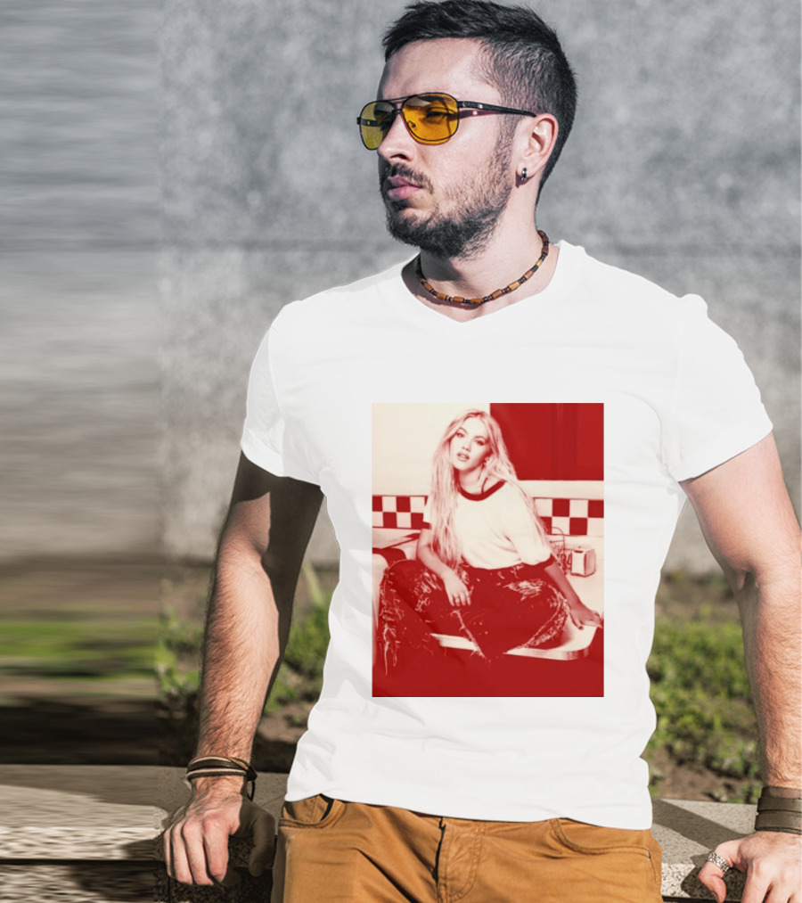 Freya Skye Store Bad Taste Photo Retro Vibe Outfit With Distressed Jeans And Casual Raglan Top In Diner Setting T-Shirt