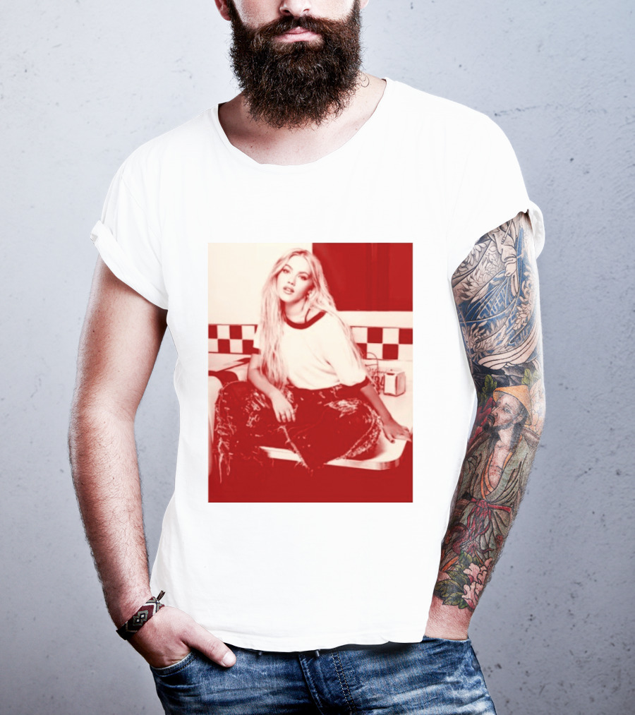 Freya Skye Store Bad Taste Photo Retro Vibe Outfit With Distressed Jeans And Casual Raglan Top In Diner Setting T-Shirt