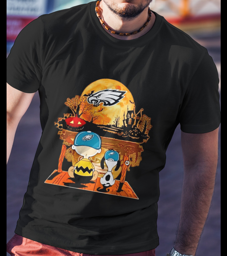 Philadelphia Eagles Halloween Charlie Brown And Snoopy Sitting With Pumpkin And Haunted House T-Shirt