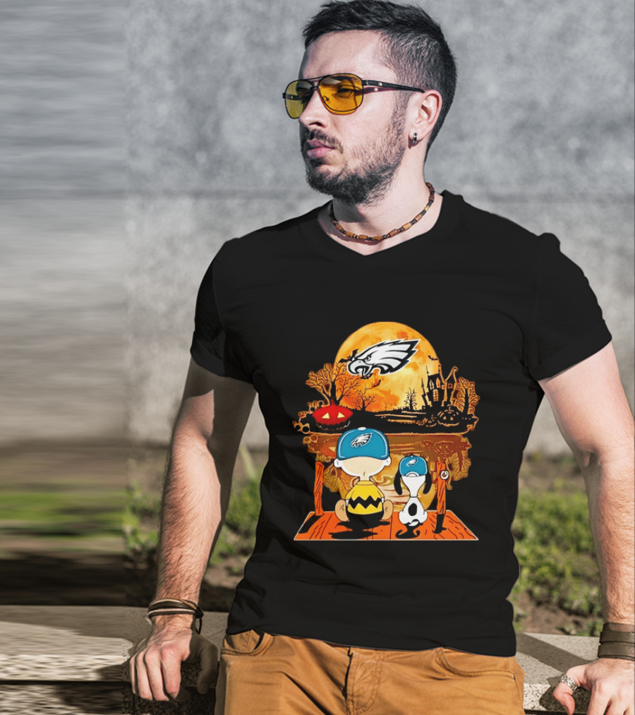 Philadelphia Eagles Halloween Charlie Brown And Snoopy Sitting With Pumpkin And Haunted House T-Shirt