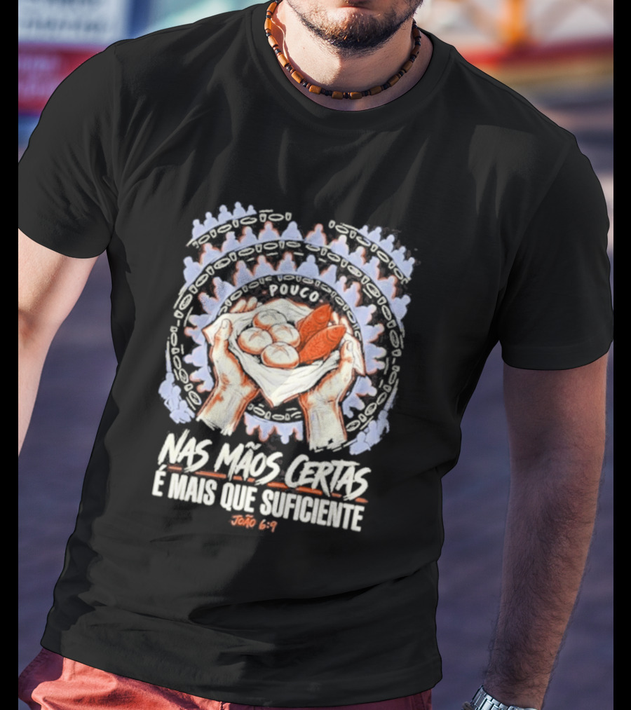 Nas Mãos Certas É Mais Que Suficiente João 6 9 Mãos Segurando Pão E Peixe T-Shirt