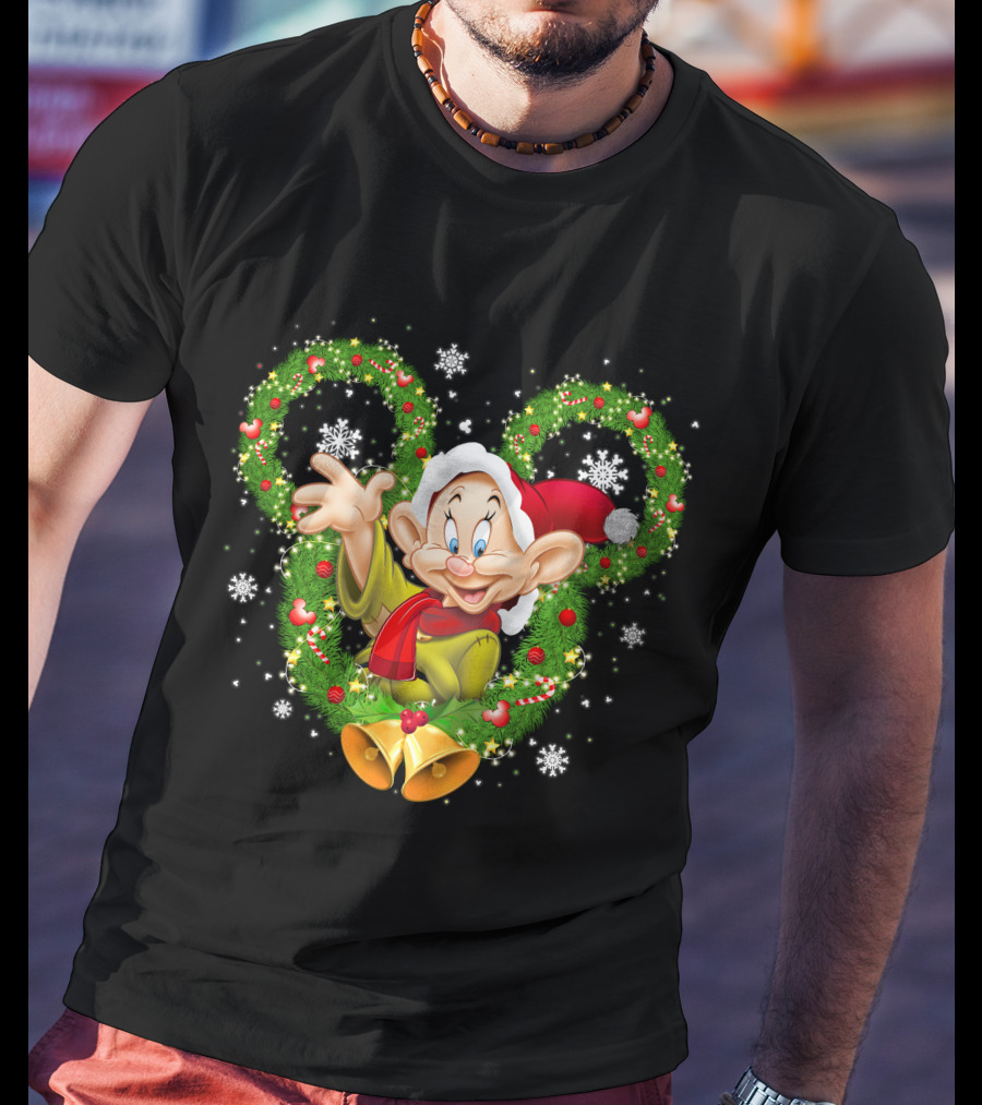 Dopey Christmas Disney Wreath Snowflakes And Santa Hat T-Shirt