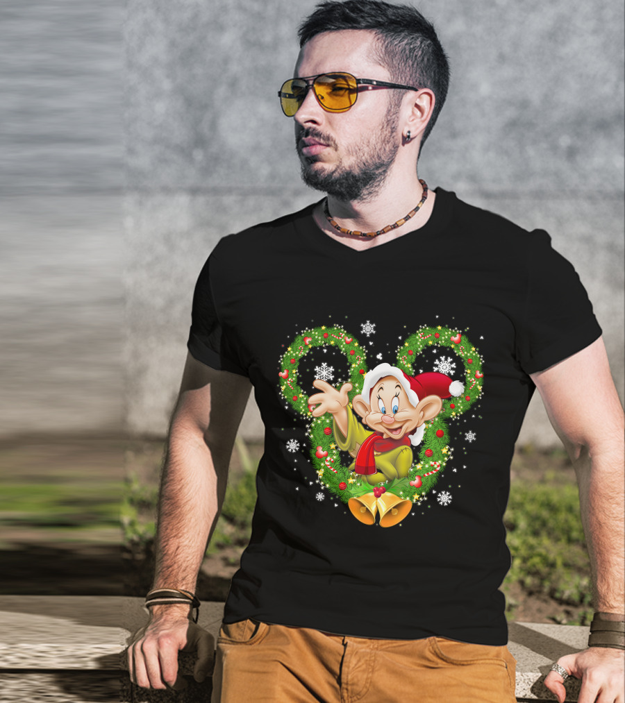 Dopey Christmas Disney Wreath Snowflakes And Santa Hat T-Shirt