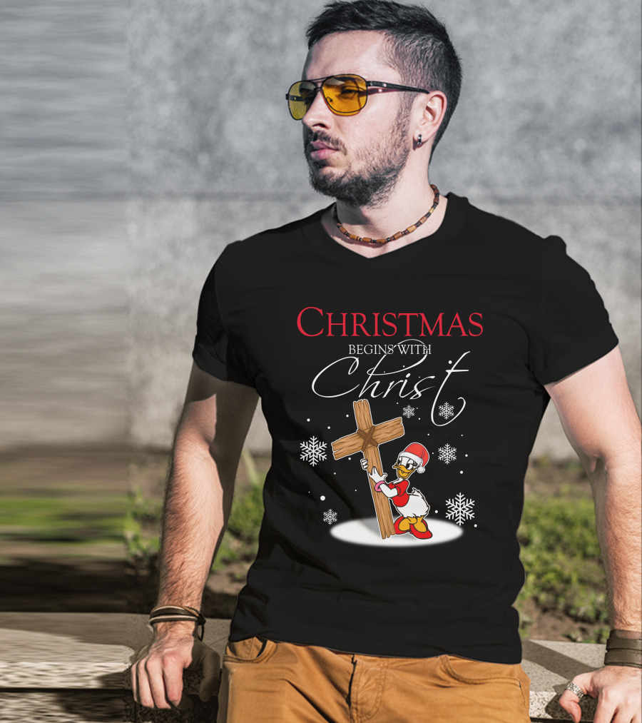 Christmas Begins With Christ Снежинки Крест Рождественский Утка Красный Колпак Носкиobos Отobwhat T-Shirt