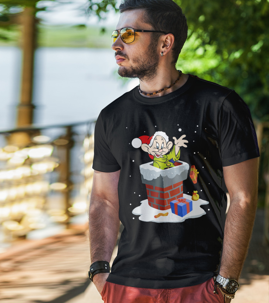 Dopey Santa Chimney Christmas Gifts Snow Scene T-Shirt