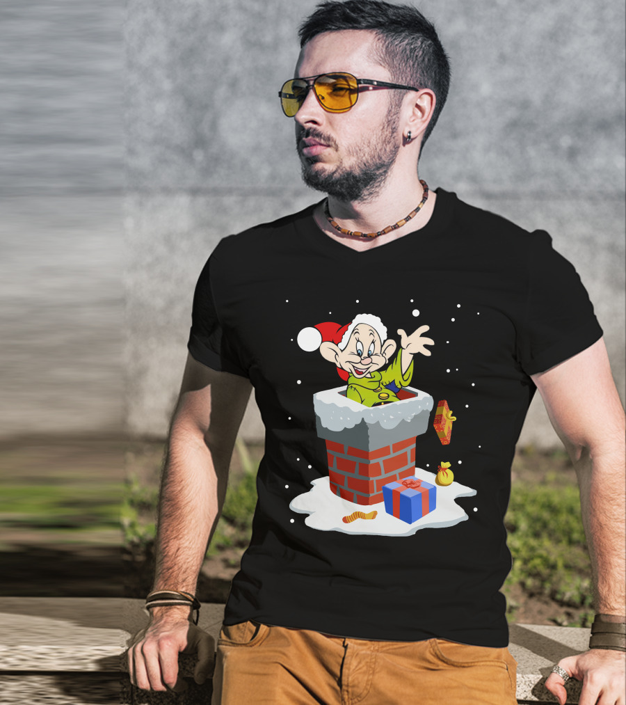 Dopey Santa Chimney Christmas Gifts Snow Scene T-Shirt