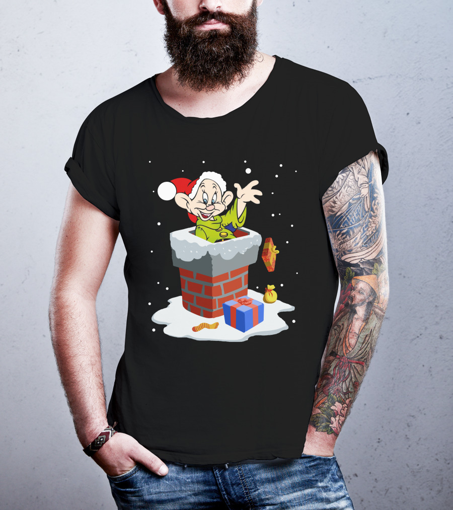 Dopey Santa Chimney Christmas Gifts Snow Scene T-Shirt