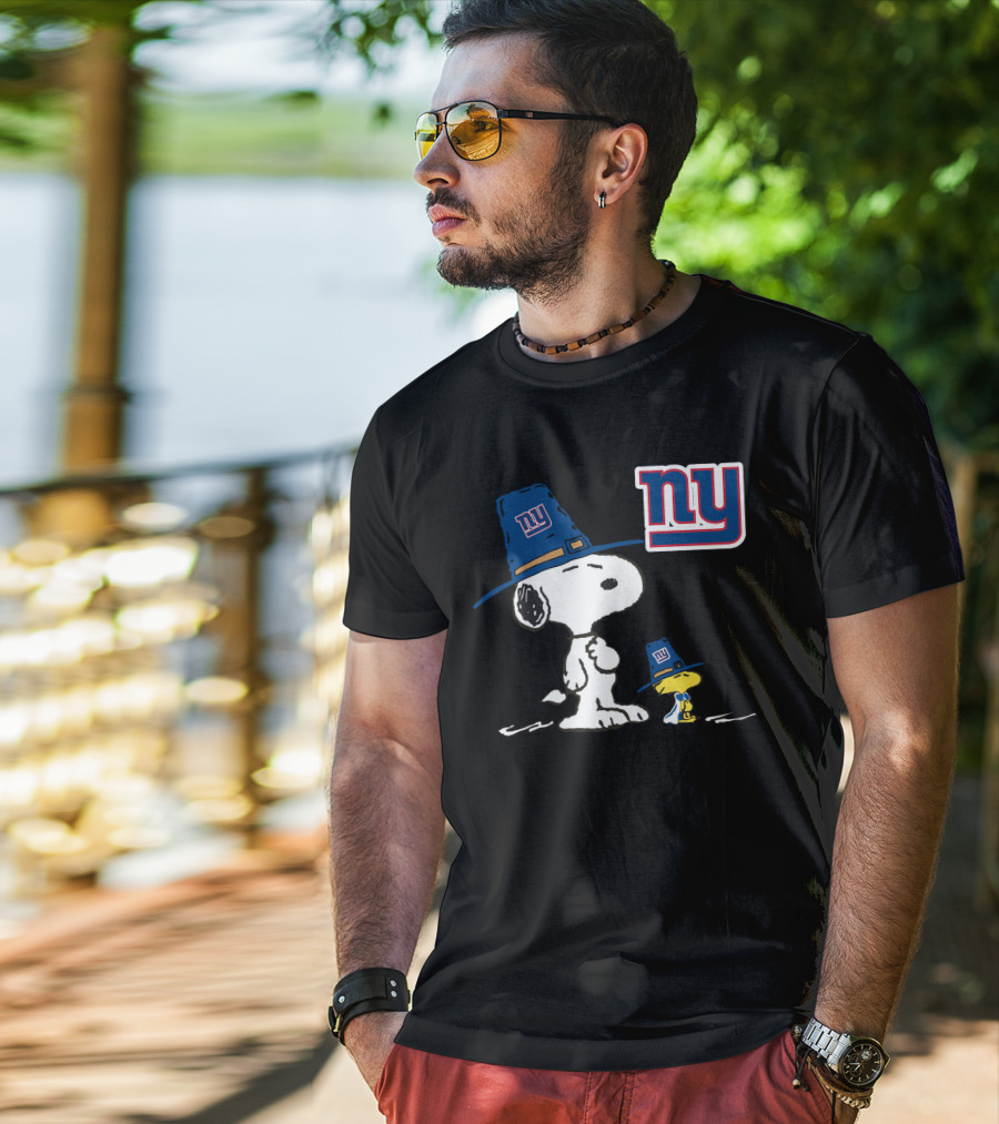 New York Giants Snoopy And Woodstock With Big Blue Hat T-Shirt