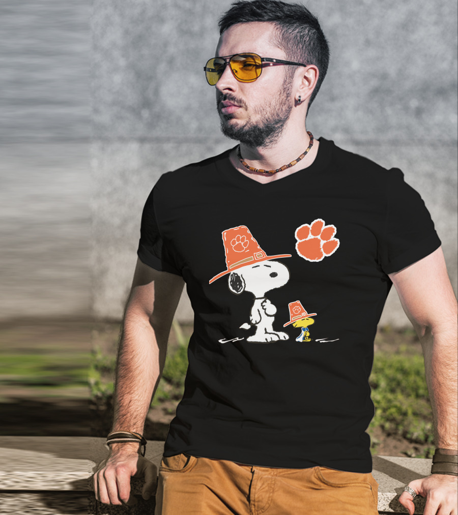 Clemson Tigers Snoopy And Woodstock Thanksgiving Hat Football Paw T-Shirt