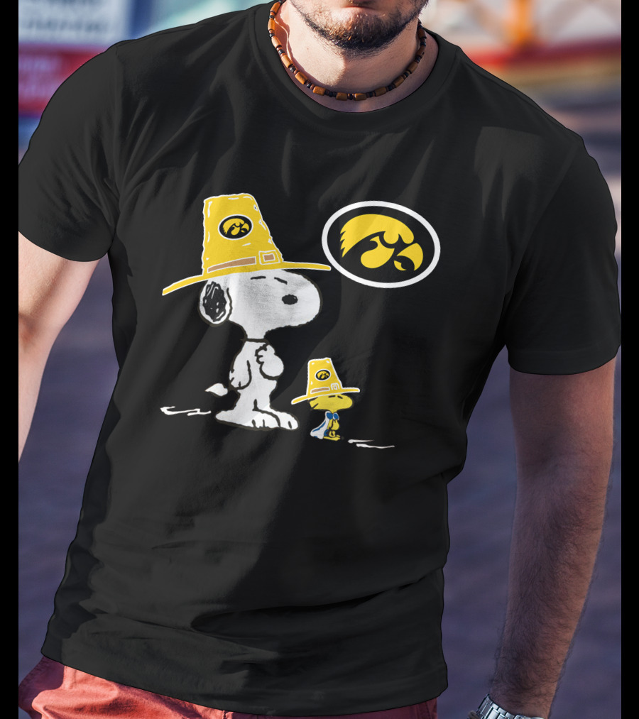 Iowa Hawkeyes Snoopy And Woodstock Pilgrim Hats Peanuts Football Fan T-Shirt