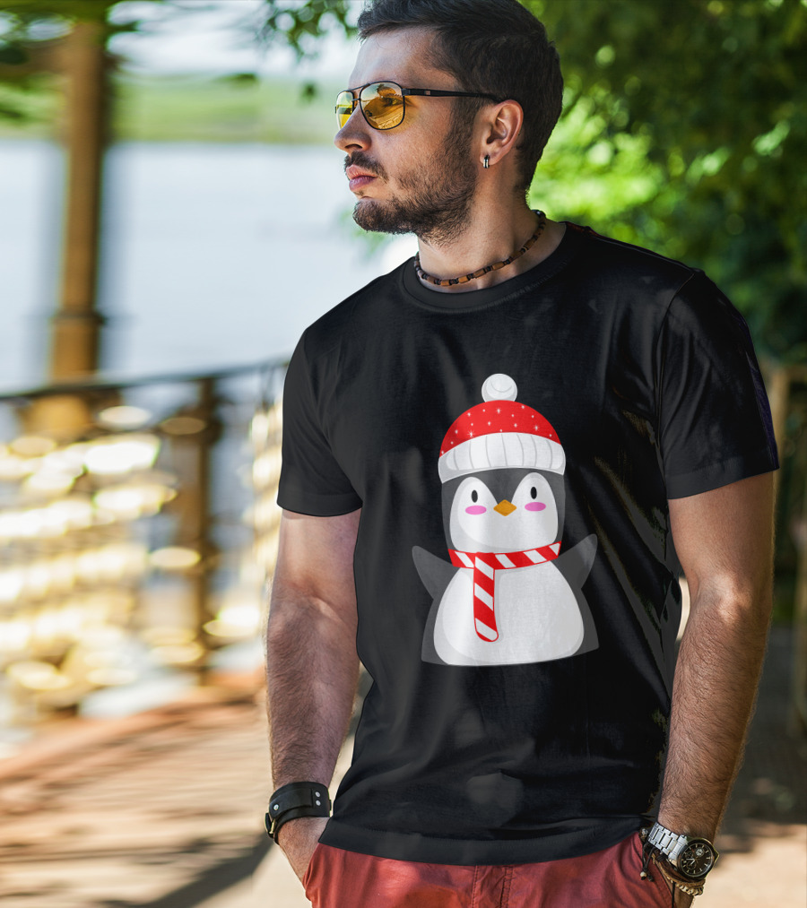 Pinguine Christmas Winter Penguin With Red Snowy Hat And Striped Scarf T-Shirt