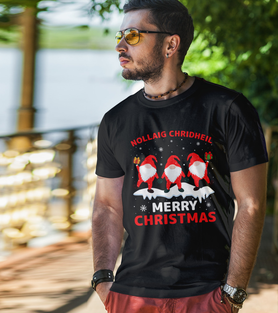 Nollaig Chridheil Merry Christmas Snowy Gnomes With Gifts T-Shirt