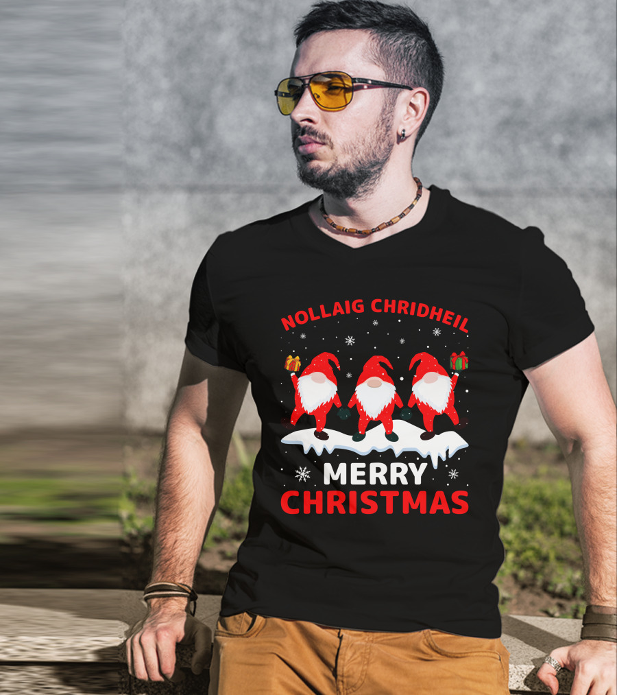 Nollaig Chridheil Merry Christmas Snowy Gnomes With Gifts T-Shirt