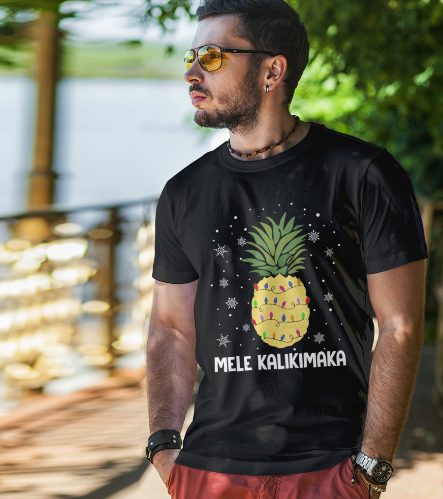 Mele Kalikimaka Pineapple Christmas Lights And Snowflakes T-Shirt