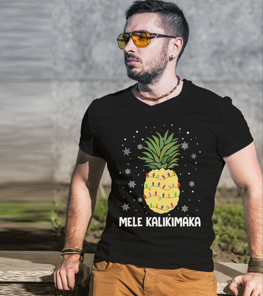 Mele Kalikimaka Pineapple Christmas Lights And Snowflakes T-Shirt