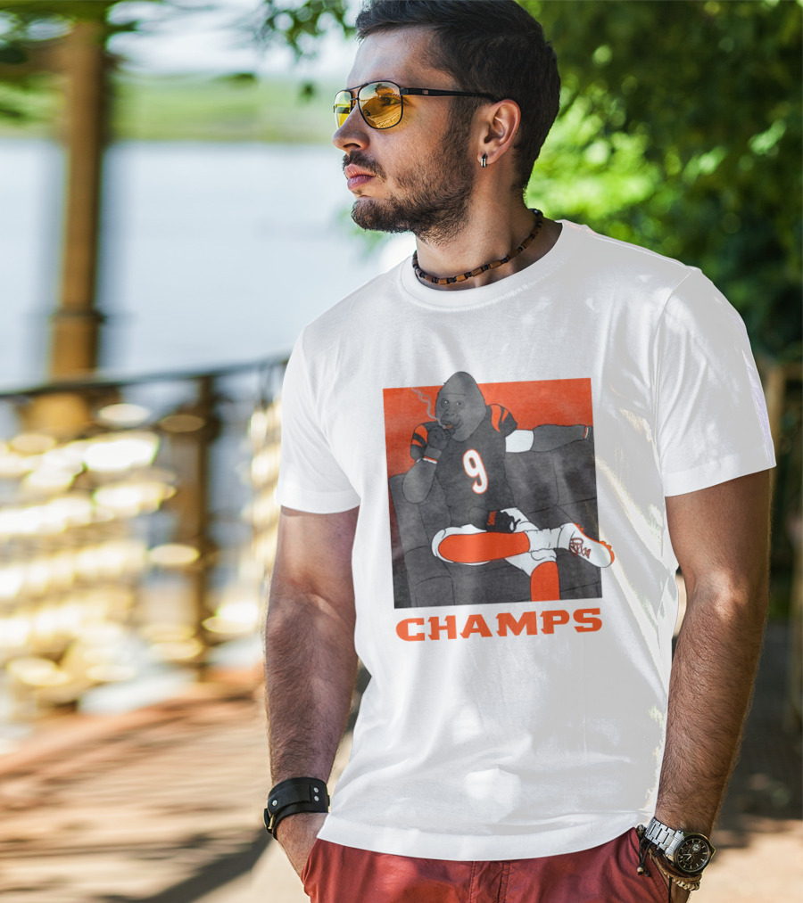 Champs Barstools Big Cat Smoking Gorilla Number 9 Football Player T-Shirt