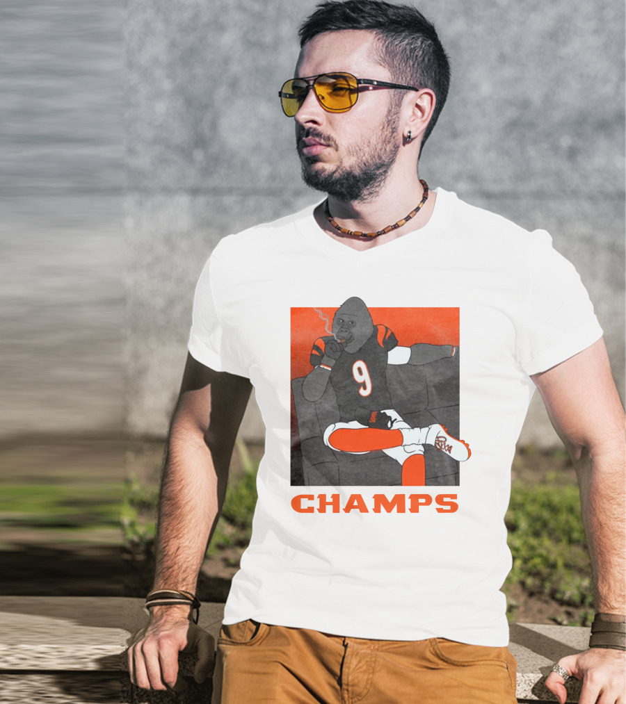 Champs Barstools Big Cat Smoking Gorilla Number 9 Football Player T-Shirt
